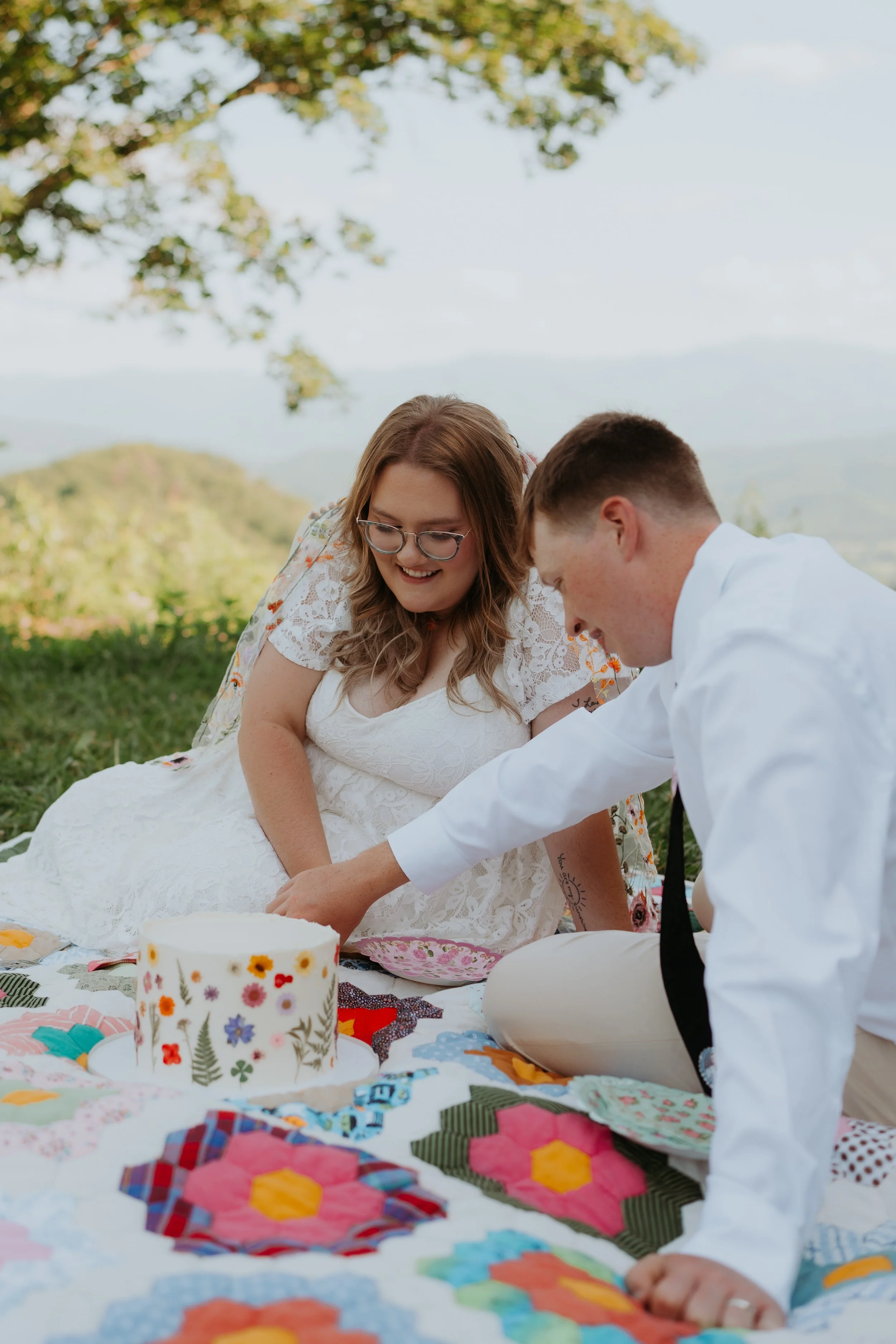 Smoky Mountain elopement flowers and cake with pressed wildflowers