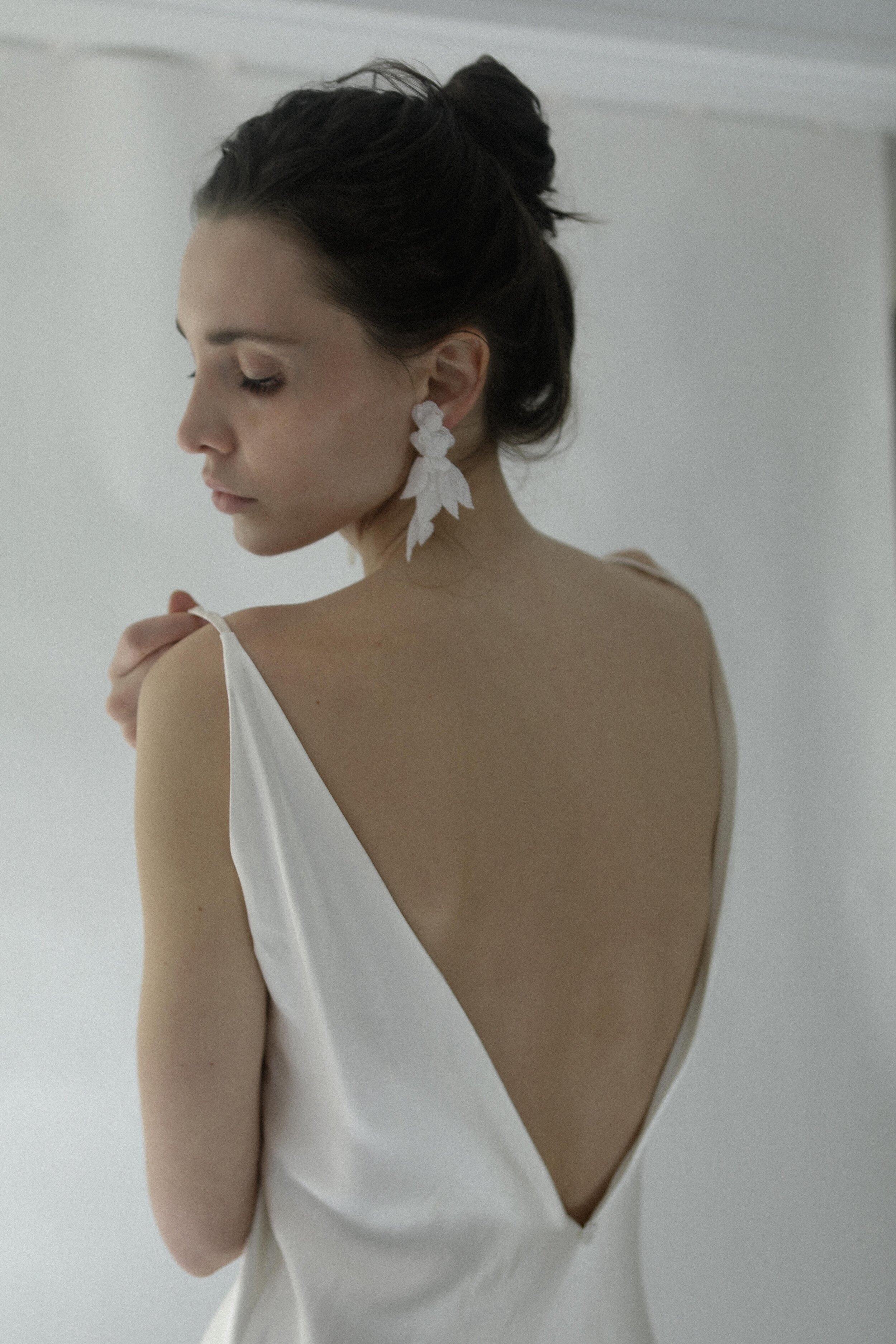 Find the Best Earrings for Your Wedding Dress Neckline