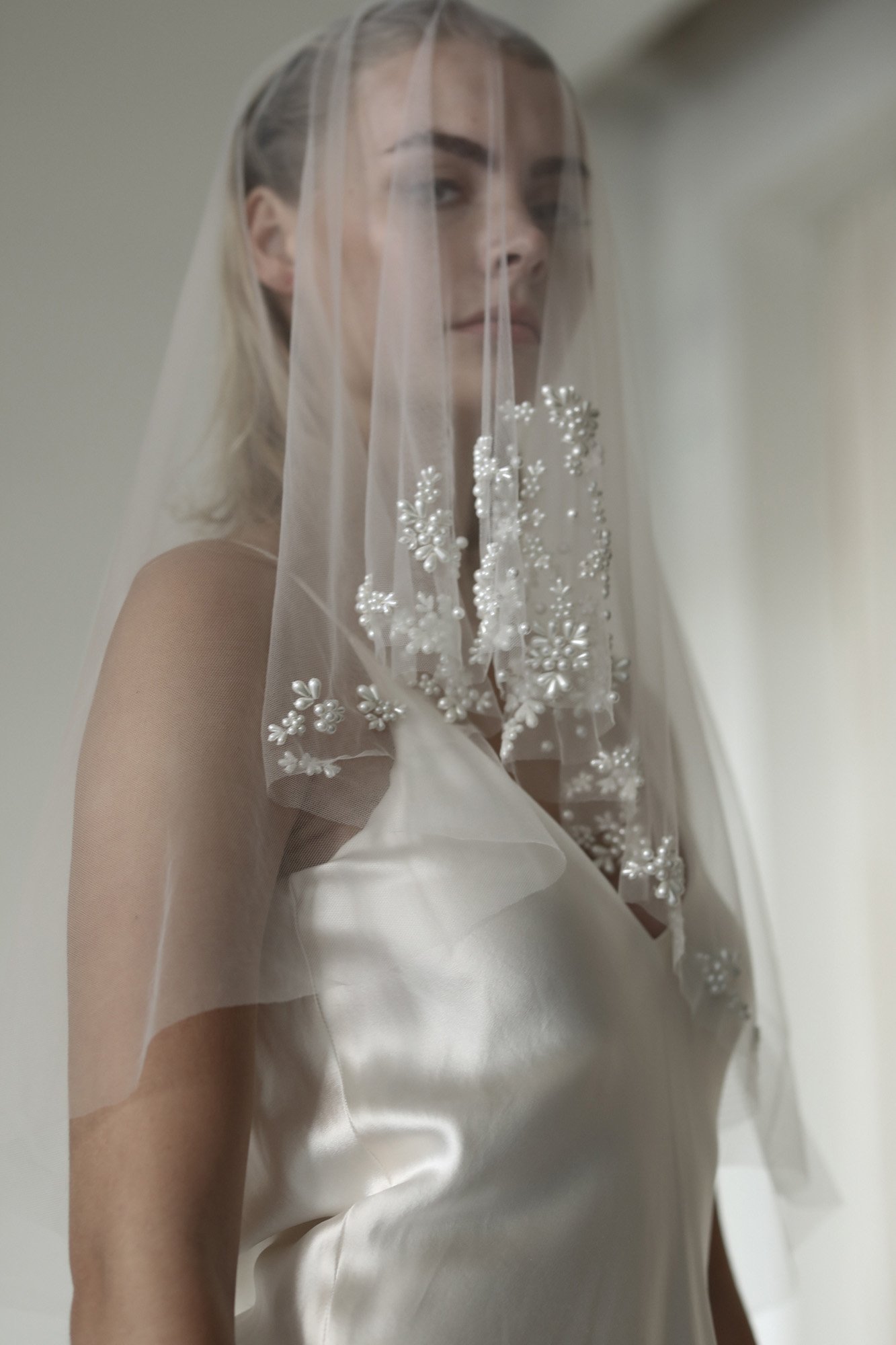 sonia-mantilla-pearl-veil-veil-abellie-bridal-accessories-04.jpg