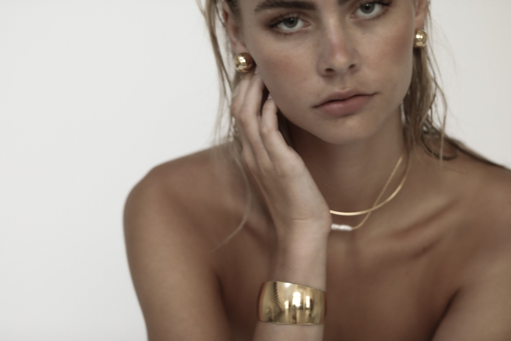  the hughes freshwater pearl bar necklace styled with the minimal gold chocker and minimalist gold bracelet in the a.b. ellie studio. 