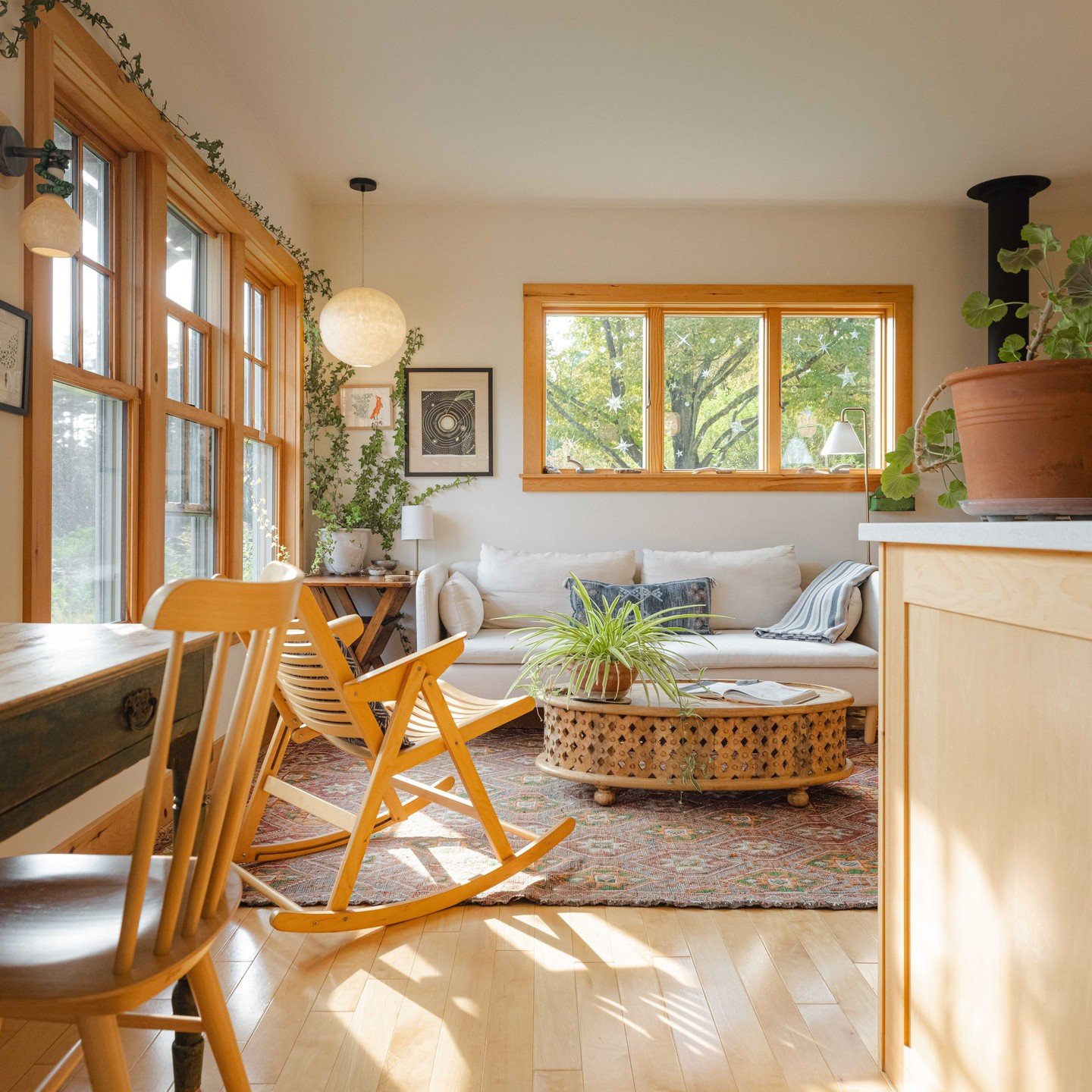 Our super sweet cottage guest had to leave to take care of a family member and we have a rare OCTOBER opening through this weekend - click on the link in our bio to book during this most lovely time of year 🍂
📷 by the wonderful @ethanabitz