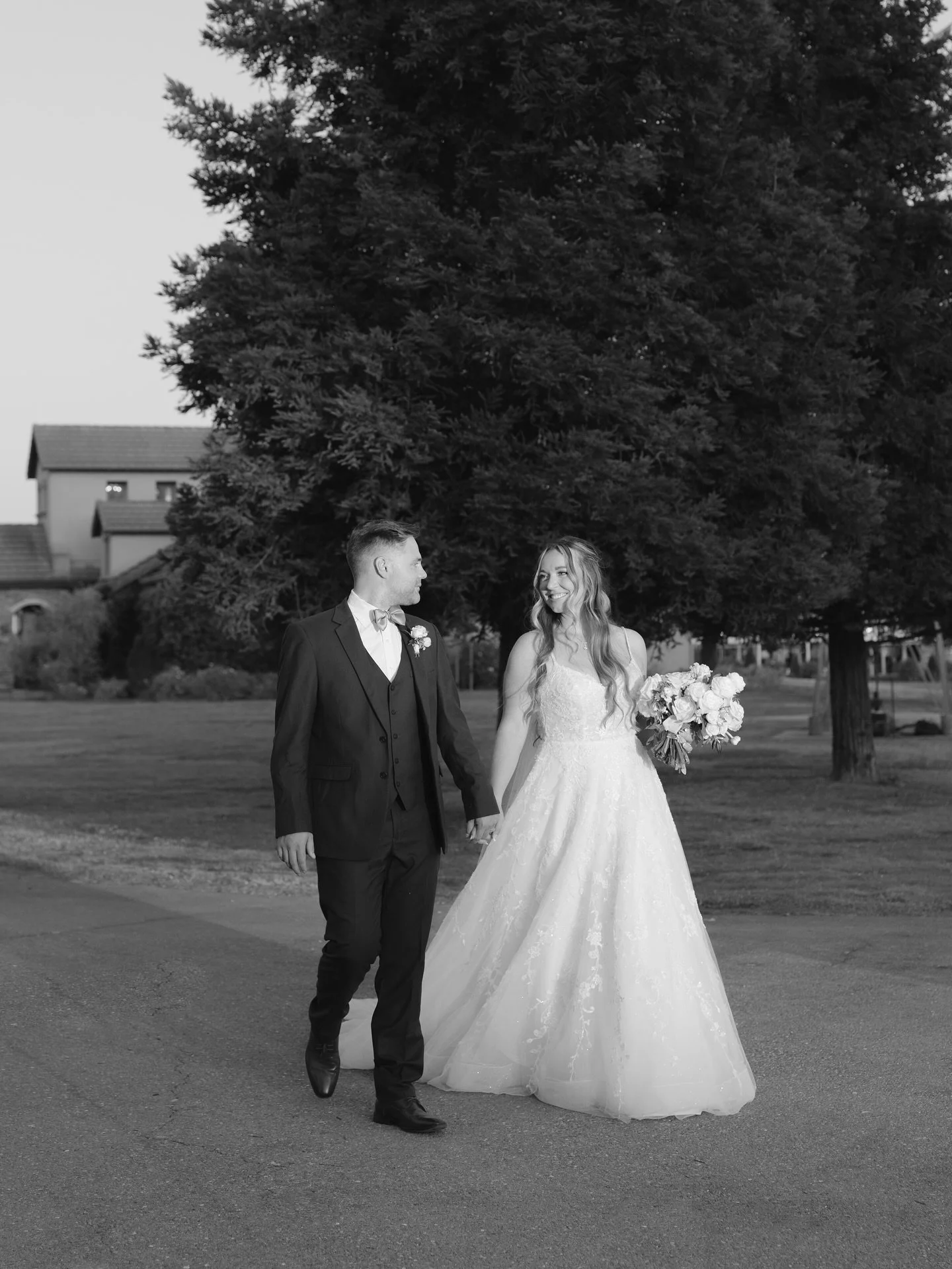 A handful of favorites from Jill &amp; Will&rsquo;s beautiful summer wedding 🌞🥂🤍

Venue- @lakeviewestatesandwinery 
HAMU- @bayareabeautiful @the.glamproject 
Florals- @studio_koller 
DJ- @simdjgeorge
Second shooter- @moniquejosephinephotography
Vi