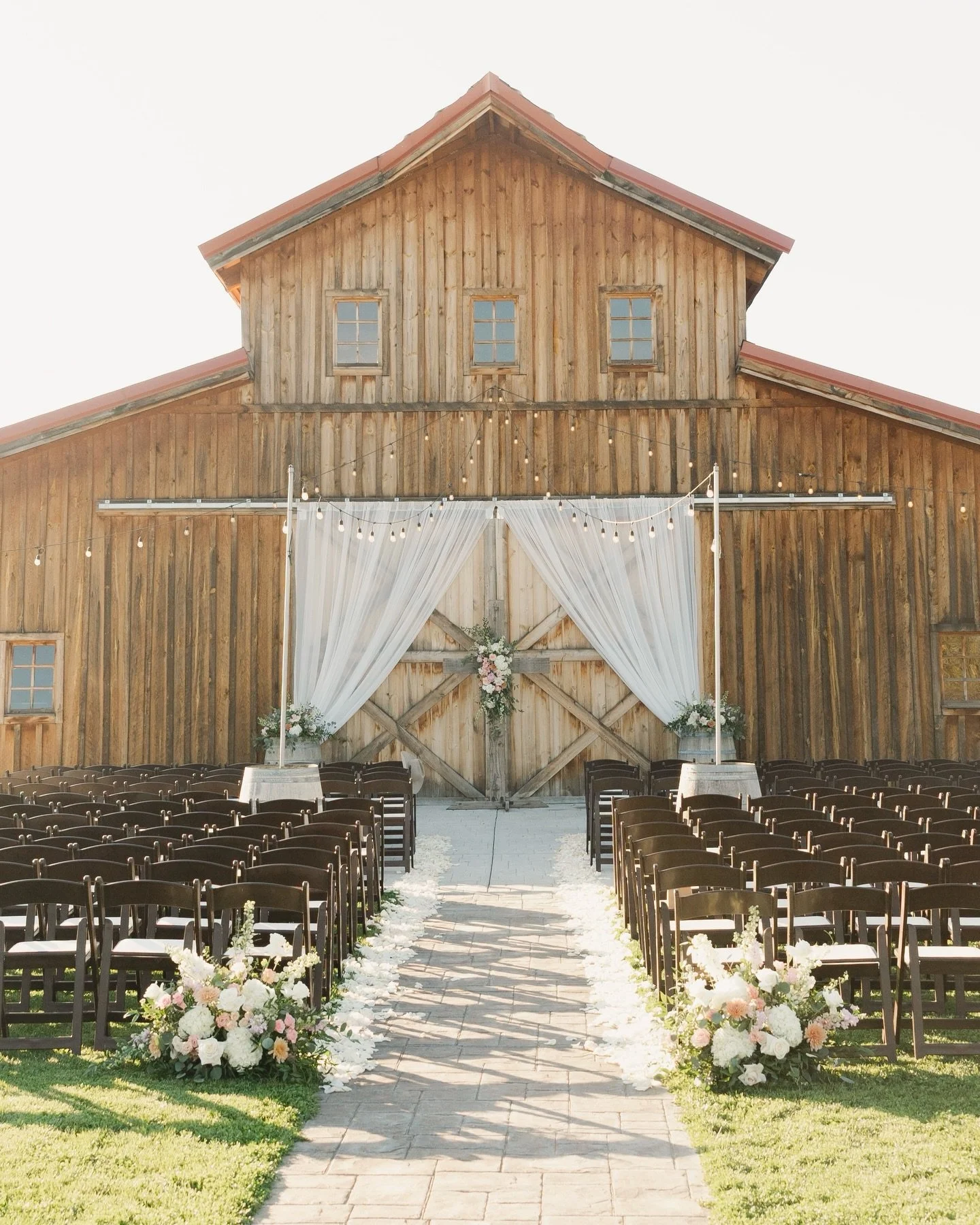 A handful of favorites from Kaitlyn &amp; Mikey&rsquo;s beautiful wedding day 🌾🤍

Venue - @richards_ranch 
Planner - @burnercustomdesigns_events 
Florist - @rc.floral 
Hair - @hairbykayla.___ 
Makeup - @jenledobeauty 
Videographer- @brave_productio