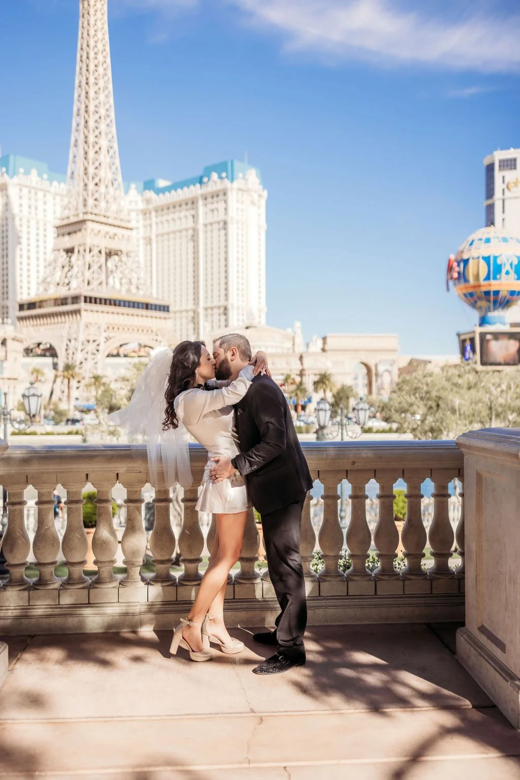 Stephanie and Gary hold each other in front of the Bellagio fountains