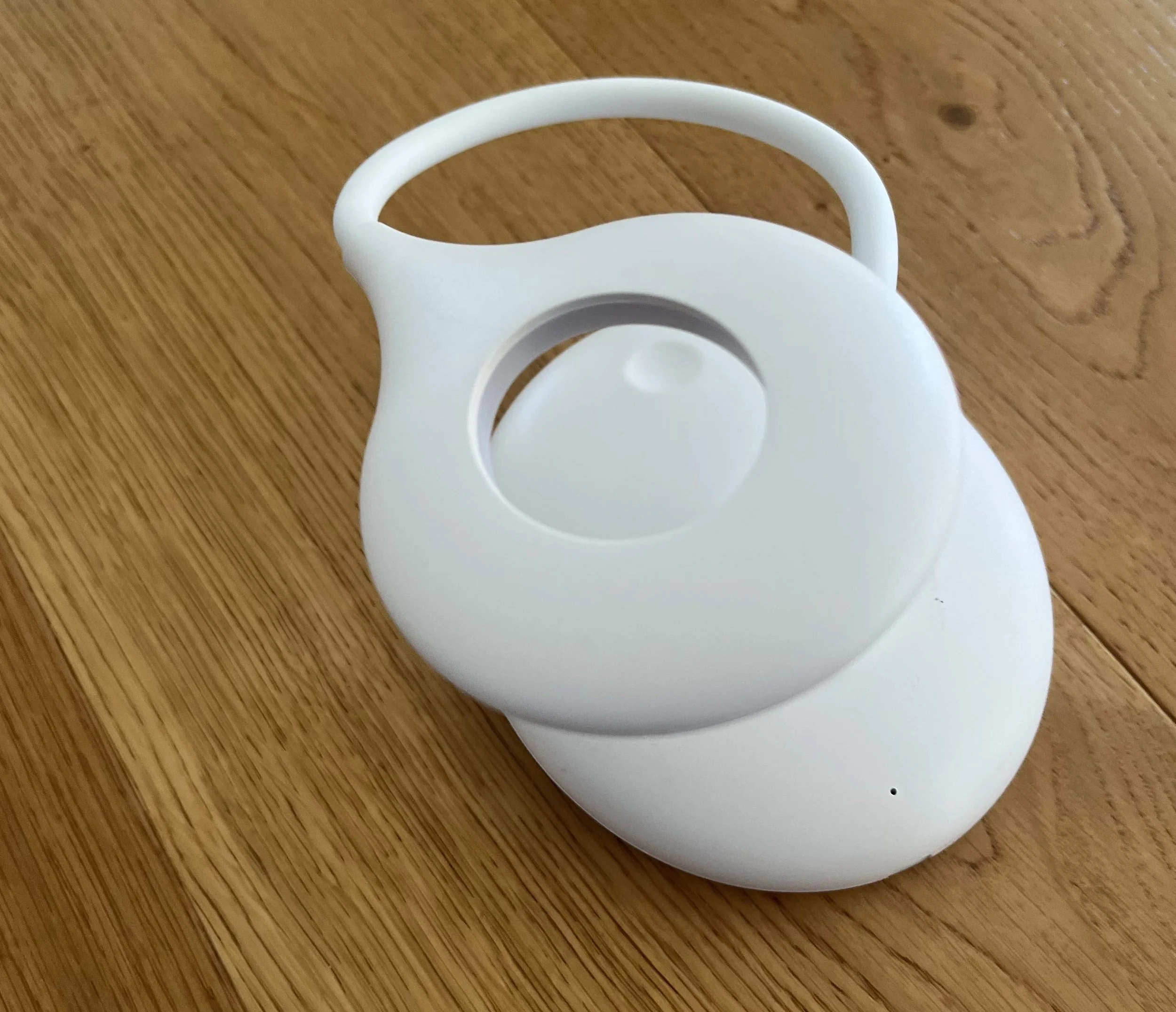 Red/amber sleep lamp blocks blue light and EMF. Calm glow for bedrooms and nurseries.