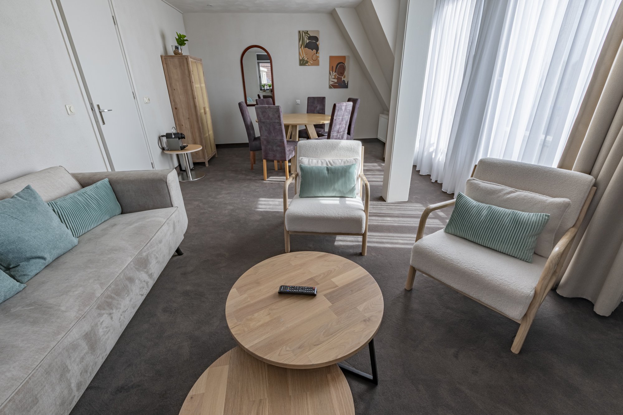 Strandhotel-camperduin-family-apartment-livingroom4-w.jpg