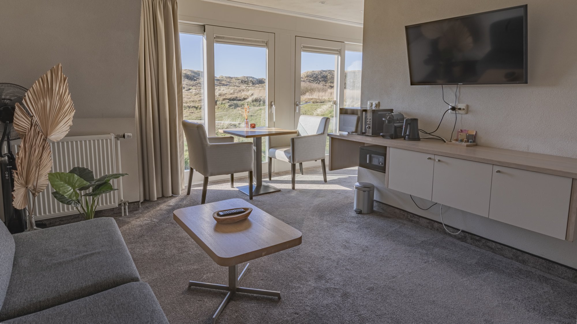 Beach hotel-camperduin-dunes-juniorsuite-livingroom-view-w.jpg