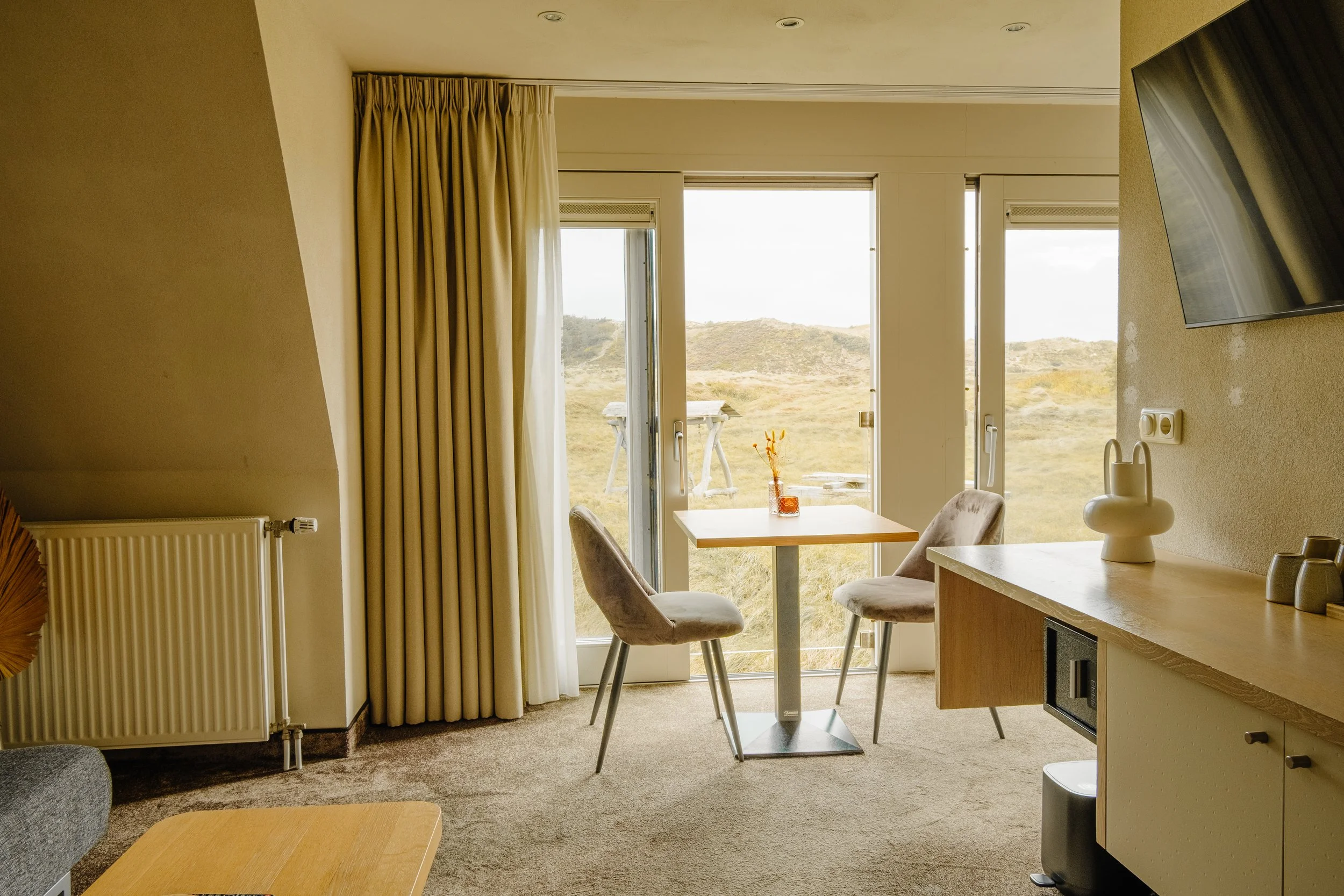 strandhotel-juniorsuite-duinzicht-woonkamer.jpg