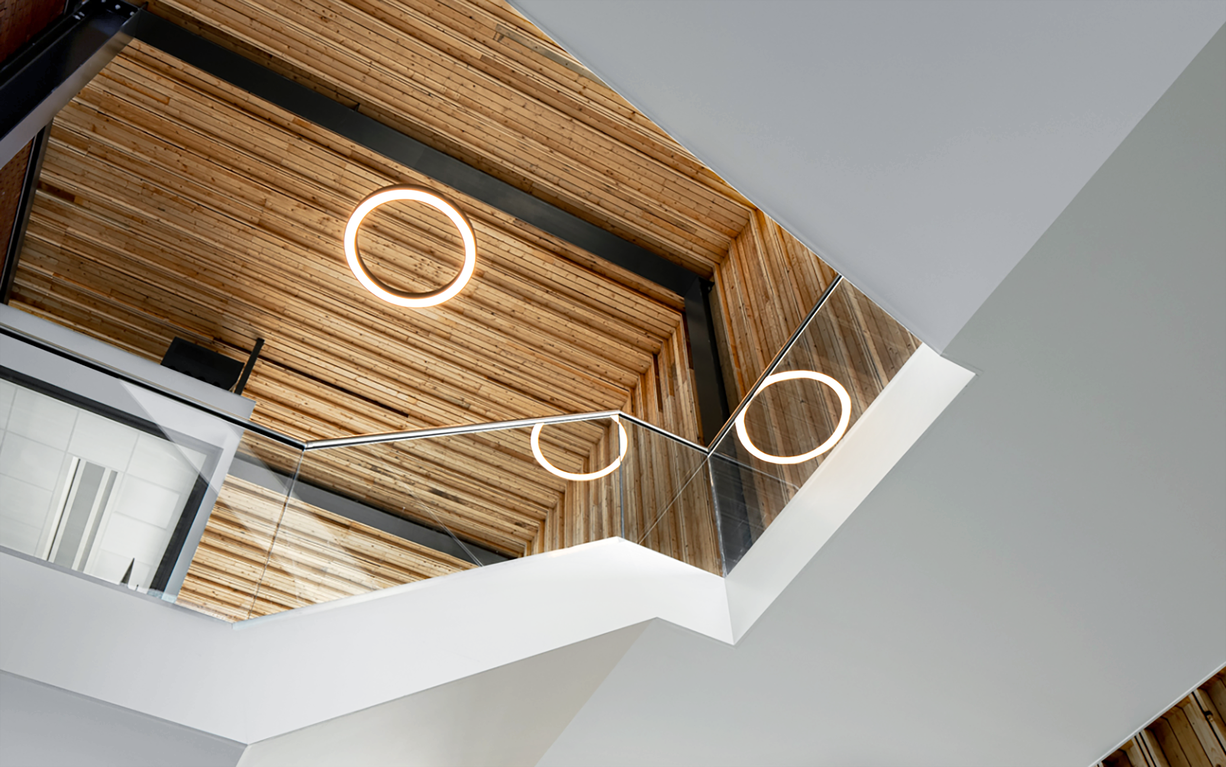 Het hoogwaardige eindresultaat is tot stand gekomen dankzij een intensieve samenwerking met Rothuizen Architecten, duurzaamheidsspecialisten, bouwkundigen en leveranciers van circulaire materialen. Deze multidisciplinaire aanpak betekent dat elk asp
