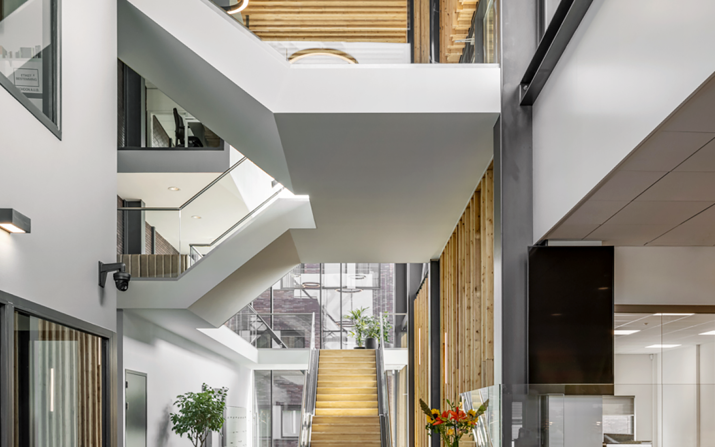 In opdracht van woningcorporatie Beveland Wonen heeft Berith Keiser Ontwerpen een voormalig Rabobank kantoor getransformeerd tot een ruimtelijk en uitnodigend gebouw, gekenmerkt door transparantie en openheid. Centraal in het gebouw bevindt zich een
