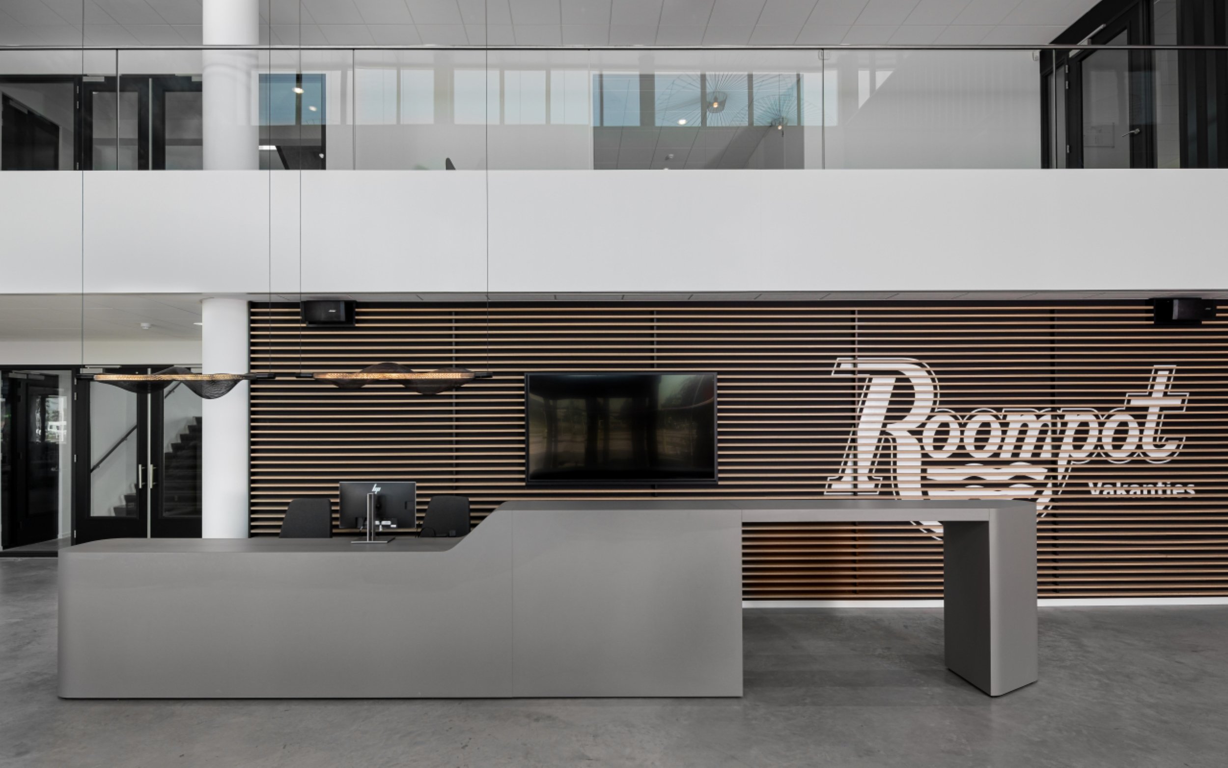 Berith Keiser Ontwerpen heeft in samenwerking met projectinrichter Weststrate en MeestersInHout het interieurontwerp verzorgd voor het nieuwe hoofdkantoor van Roompot in Goes. Het interieurontwerp ondersteunt de kernwaarden en identiteit van Roompot