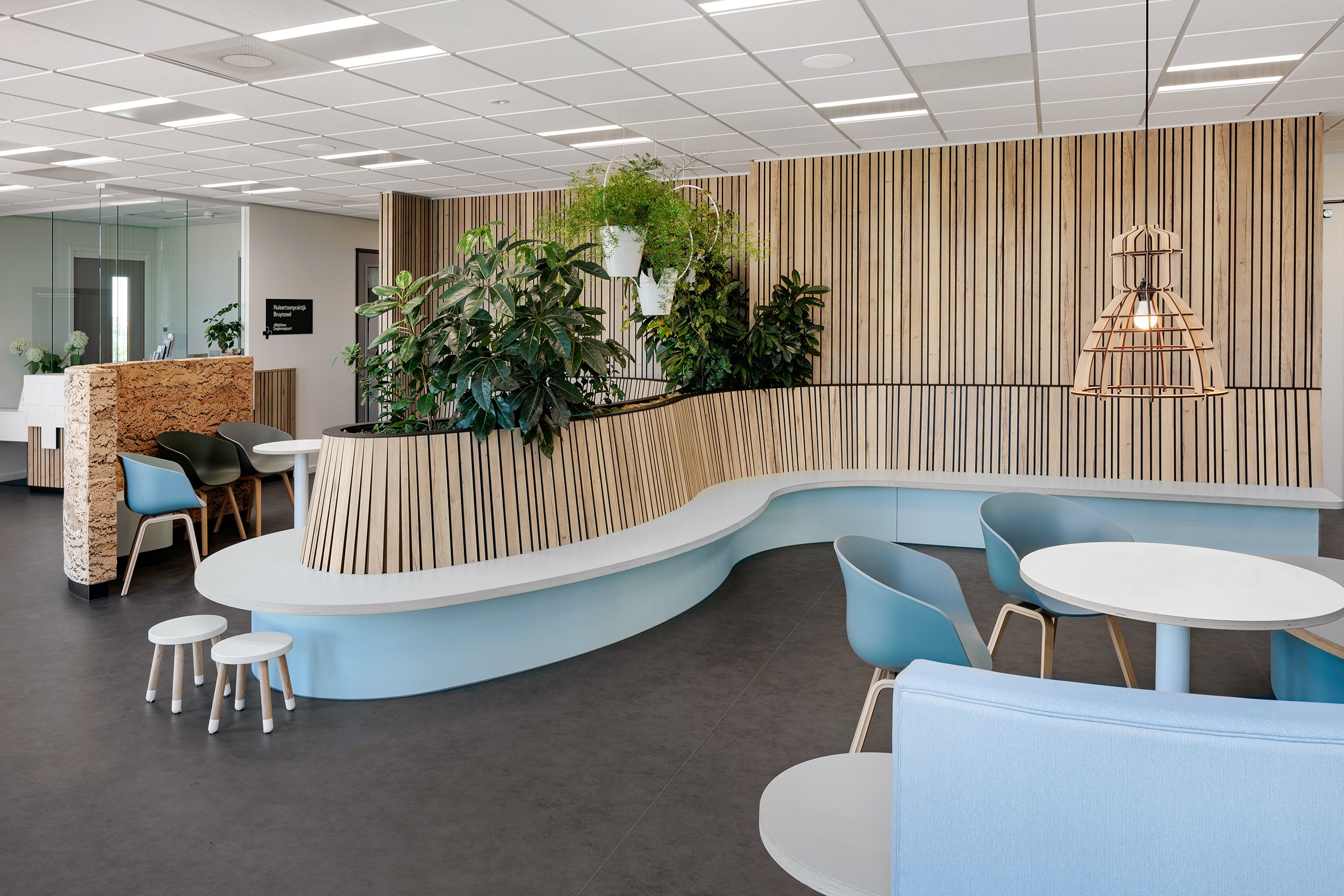Het nieuwe gezondheidscentrum Het Walchers Zorgknooppunt, ontworpen door Rothuizen Architecten, bestaat uit twee volumes, waarbij een inpandige patio en binnentuin fungeren als ontmoetingsplek. Het interieur is ontworpen met een sterke focus op de s