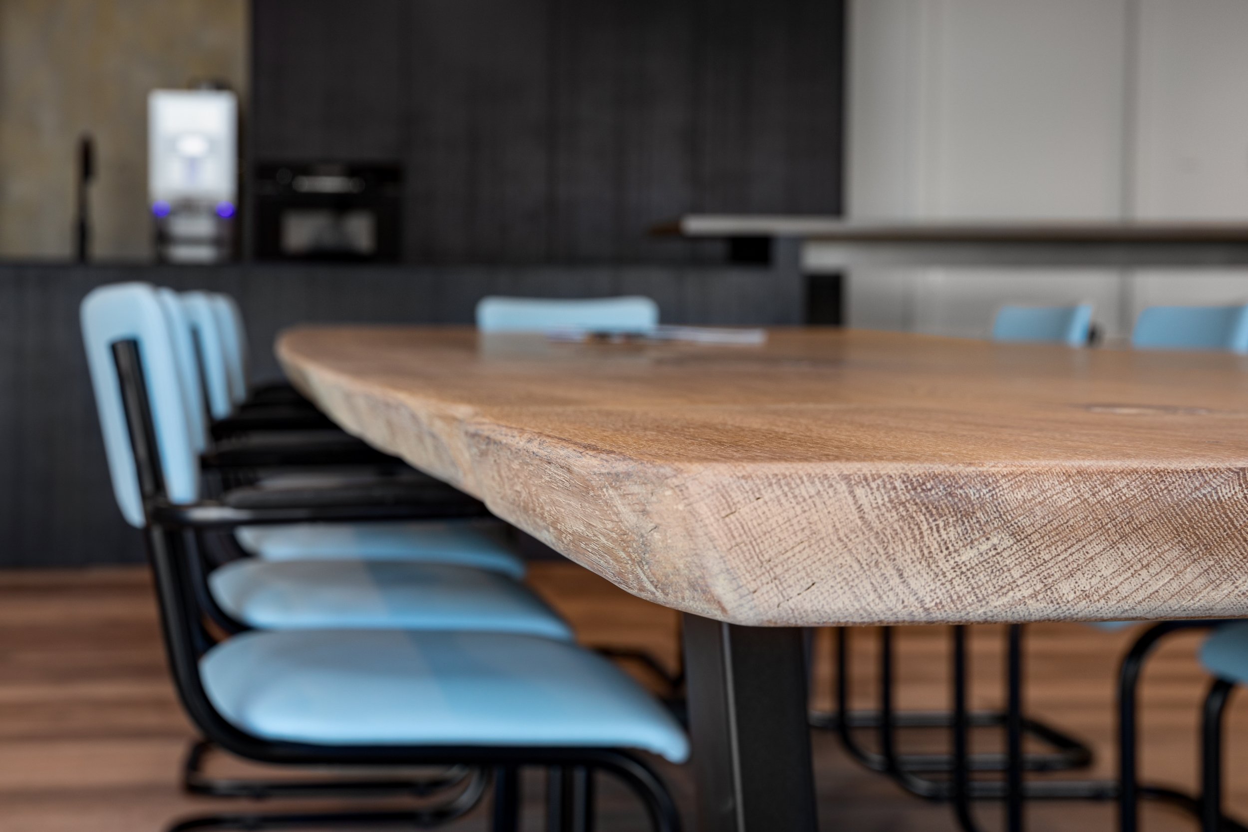 Bever Innovations is een bedrijf wat zich richt op de ontwikkeling, het produceren en de levering van intelligente LED-verlichtingsoplossingen voor diverse bedrijfstakken. In opdracht van Weststrate en in samenwerking met MeestersInHout is hier een