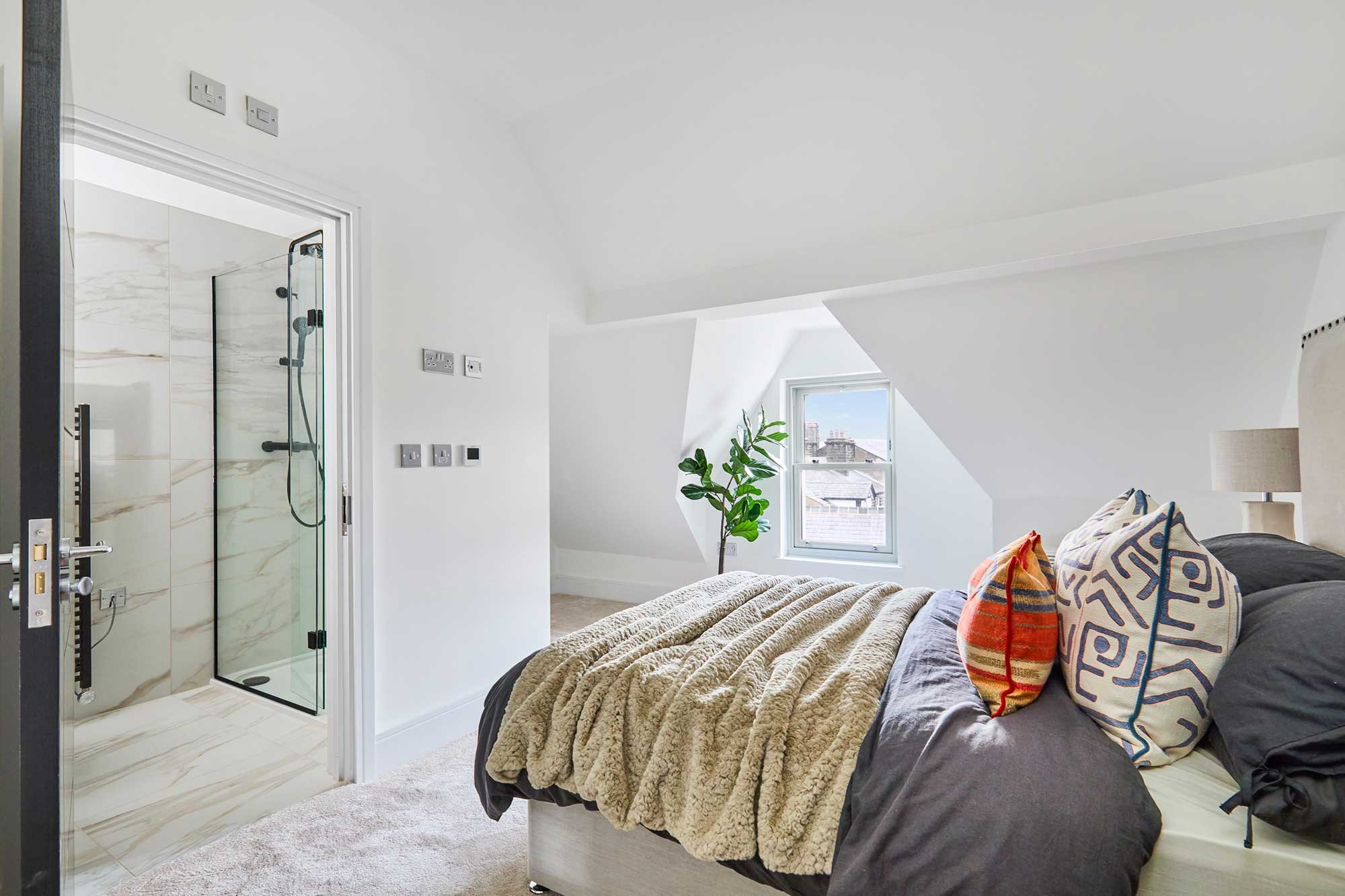 Apartment 9 - Bedroom/En-suite