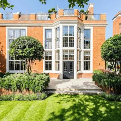 Avenue Road exterior