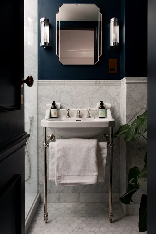 Bull & Last bathroom