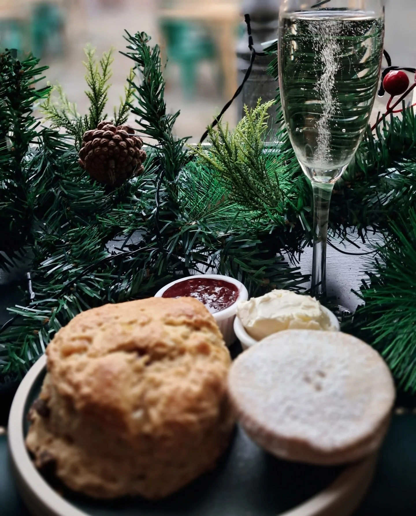 Come enjoy a festive cream tea this weekend @ the Royal Pavilion 🎄
 
Scone with jam and cream, mince pie, pot of tea, and glass of Prosecco, if you fancy - it is Christmas, after all!