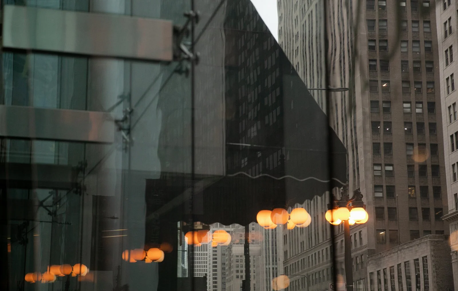 A wedding day at Venteux Chicago inside the Pendry Hotel.