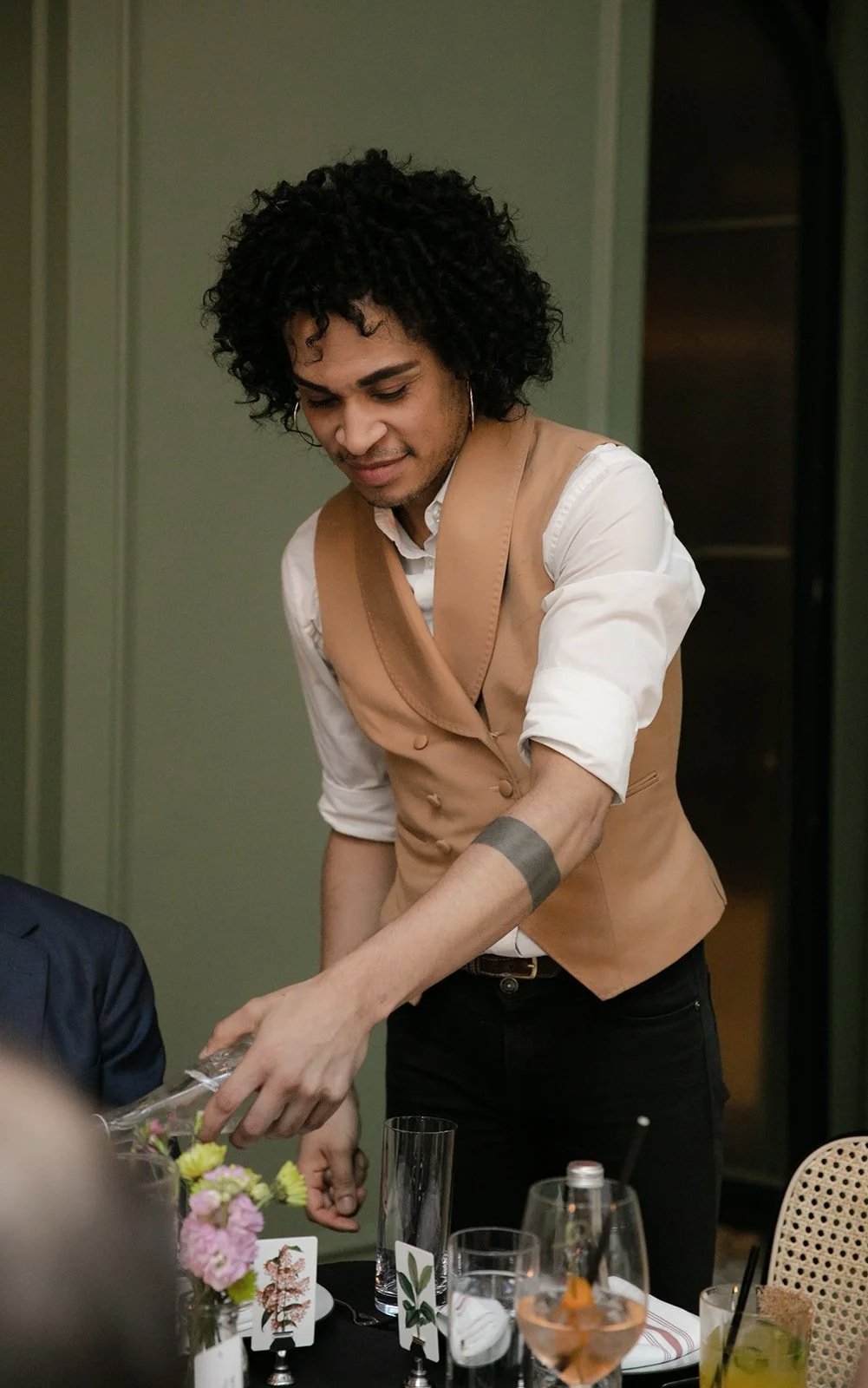 A wedding at Venteux Chicago inside the Pendry Hotel.