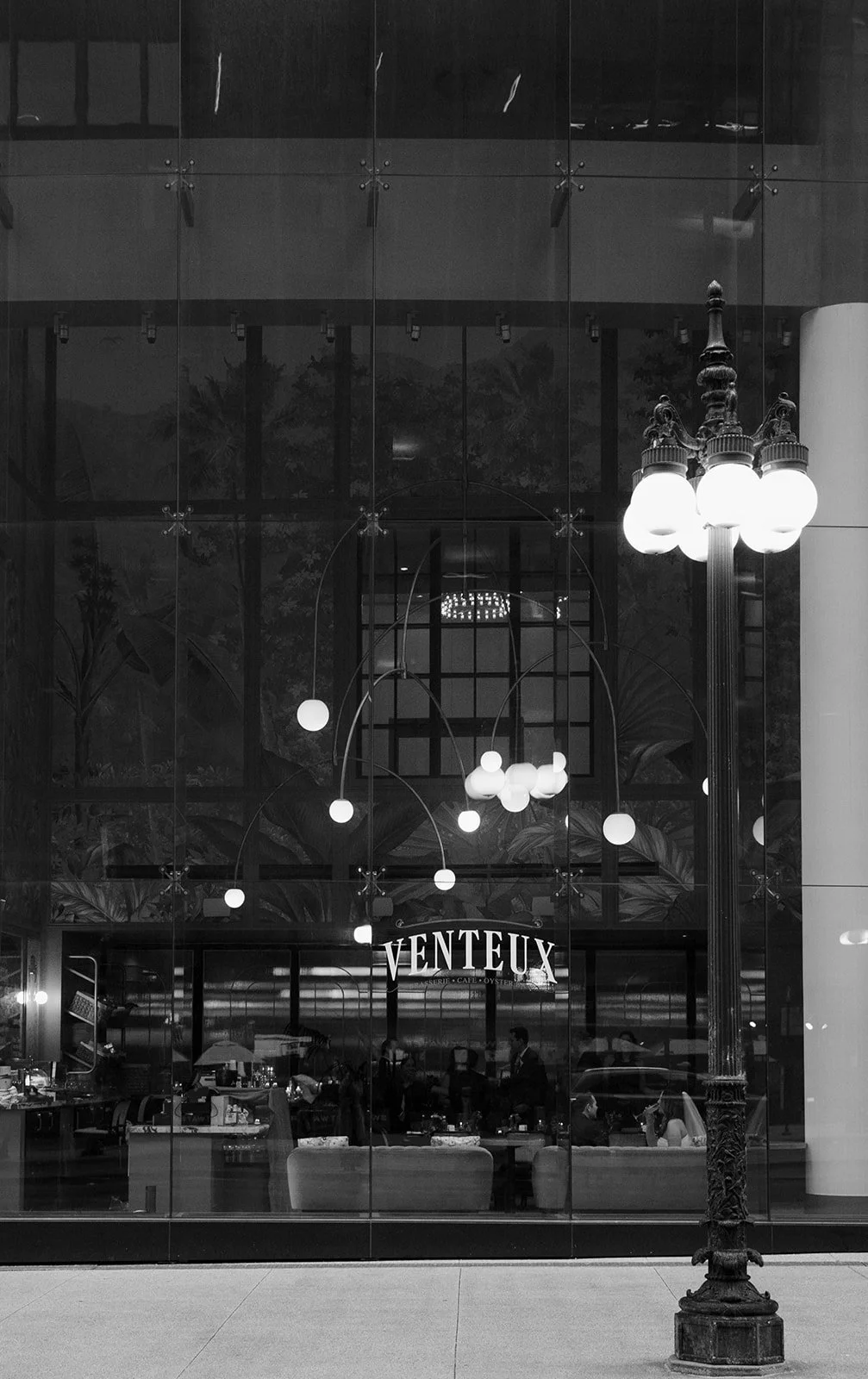 A wedding day at Venteux Chicago inside the Pendry Hotel.