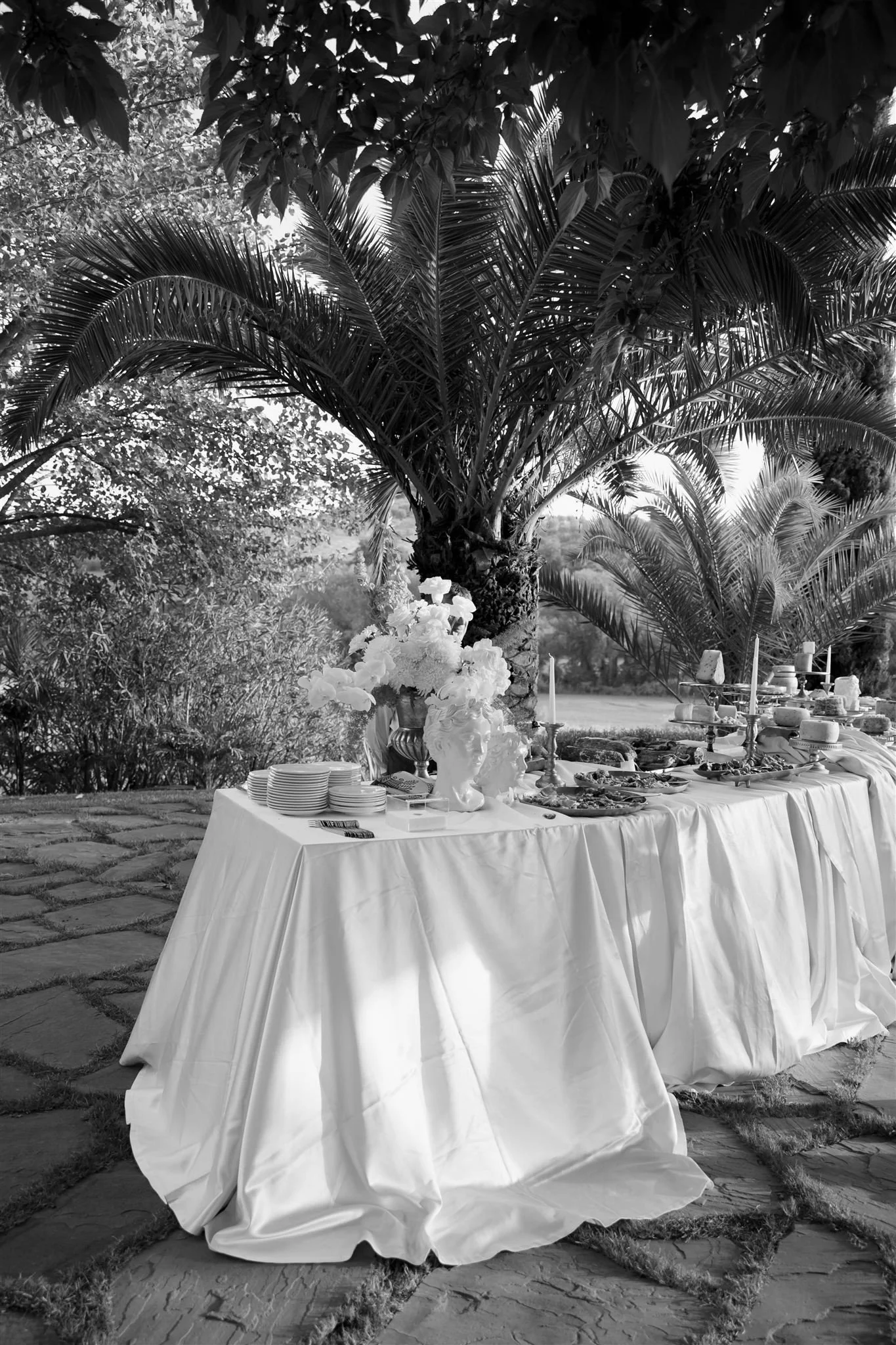 A poolside cocktail hour on a wedding day at Tenuta Corbinaia Villa in Tuscany, Italy.