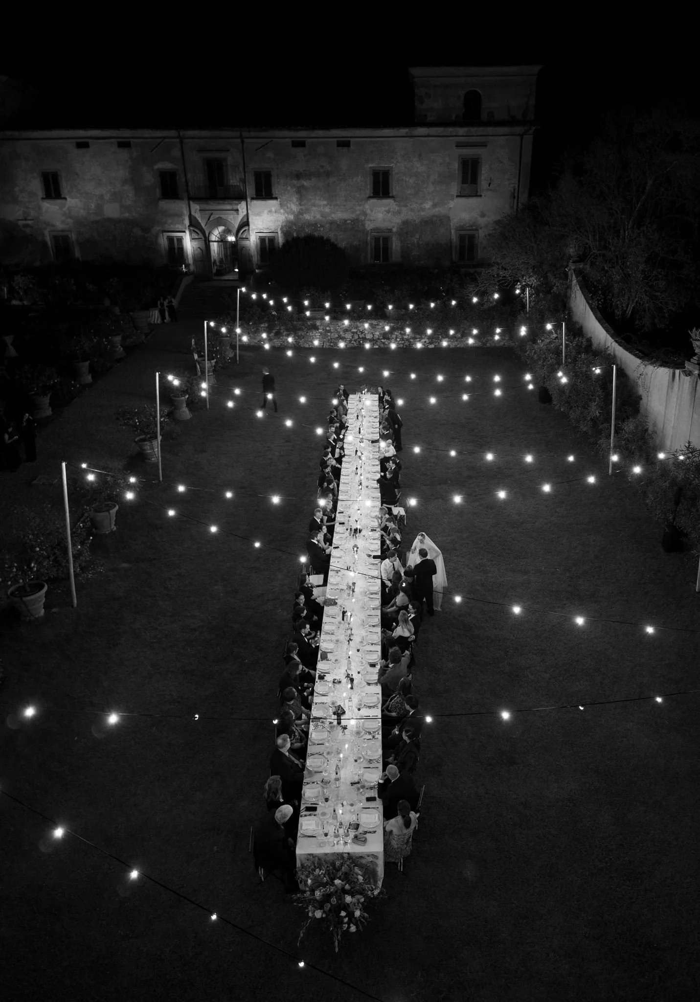 Garden wedding reception on a wedding day at Villa Medicea Di Lilliano in Tuscany, Italy.