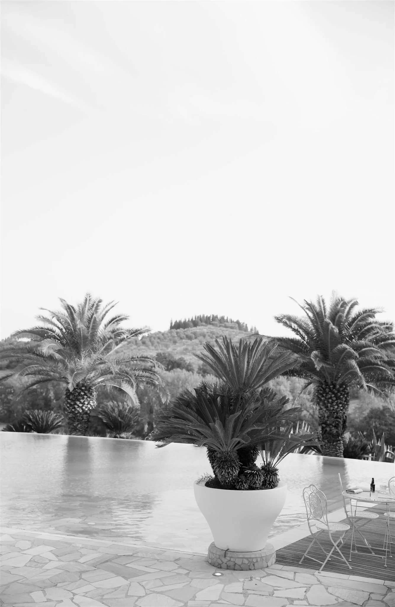 A poolside cocktail hour on a wedding day at Tenuta Corbinaia Villa in Tuscany, Italy.