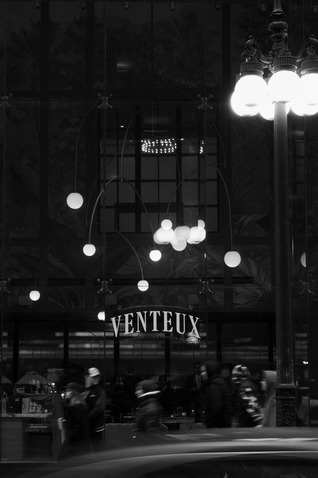 A wedding day at Venteux Chicago inside the Pendry Hotel.