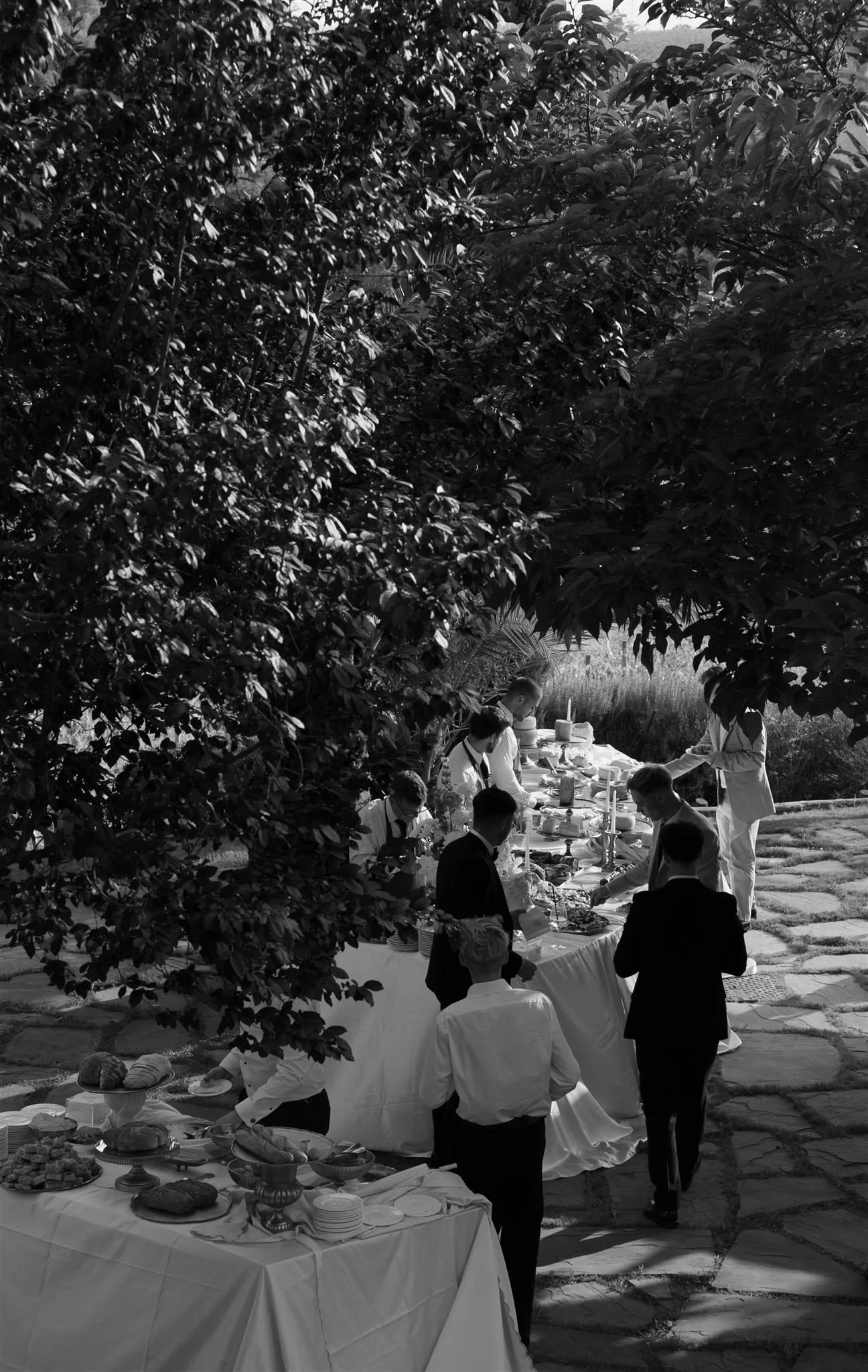 A poolside cocktail hour on a wedding day at Tenuta Corbinaia Villa in Tuscany, Italy.