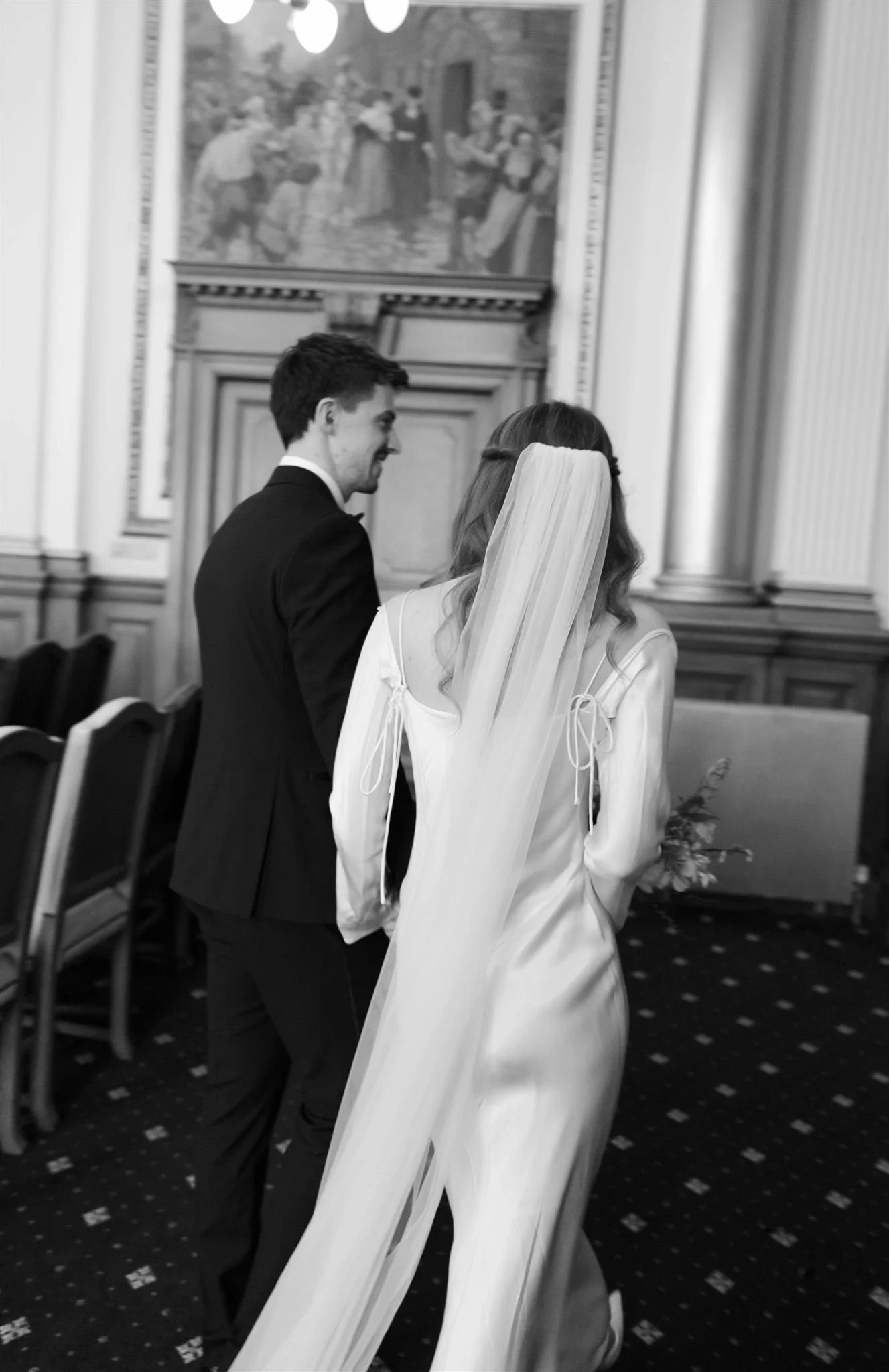 Edinburgh City Chambers wedding captured in a relaxed style by an Edinburgh Wedding Photographer.