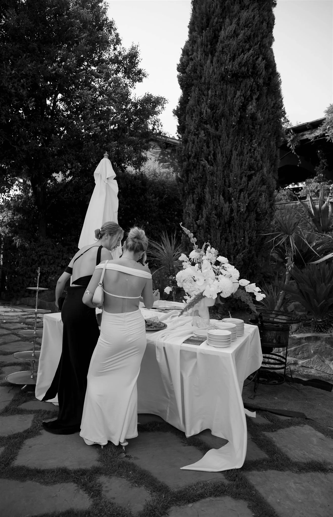 A poolside cocktail hour on a wedding day at Tenuta Corbinaia Villa in Tuscany, Italy.