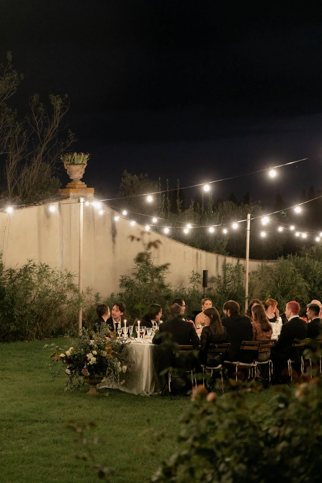 Garden wedding reception on a wedding day at Villa Medicea Di Lilliano in Tuscany, Italy.