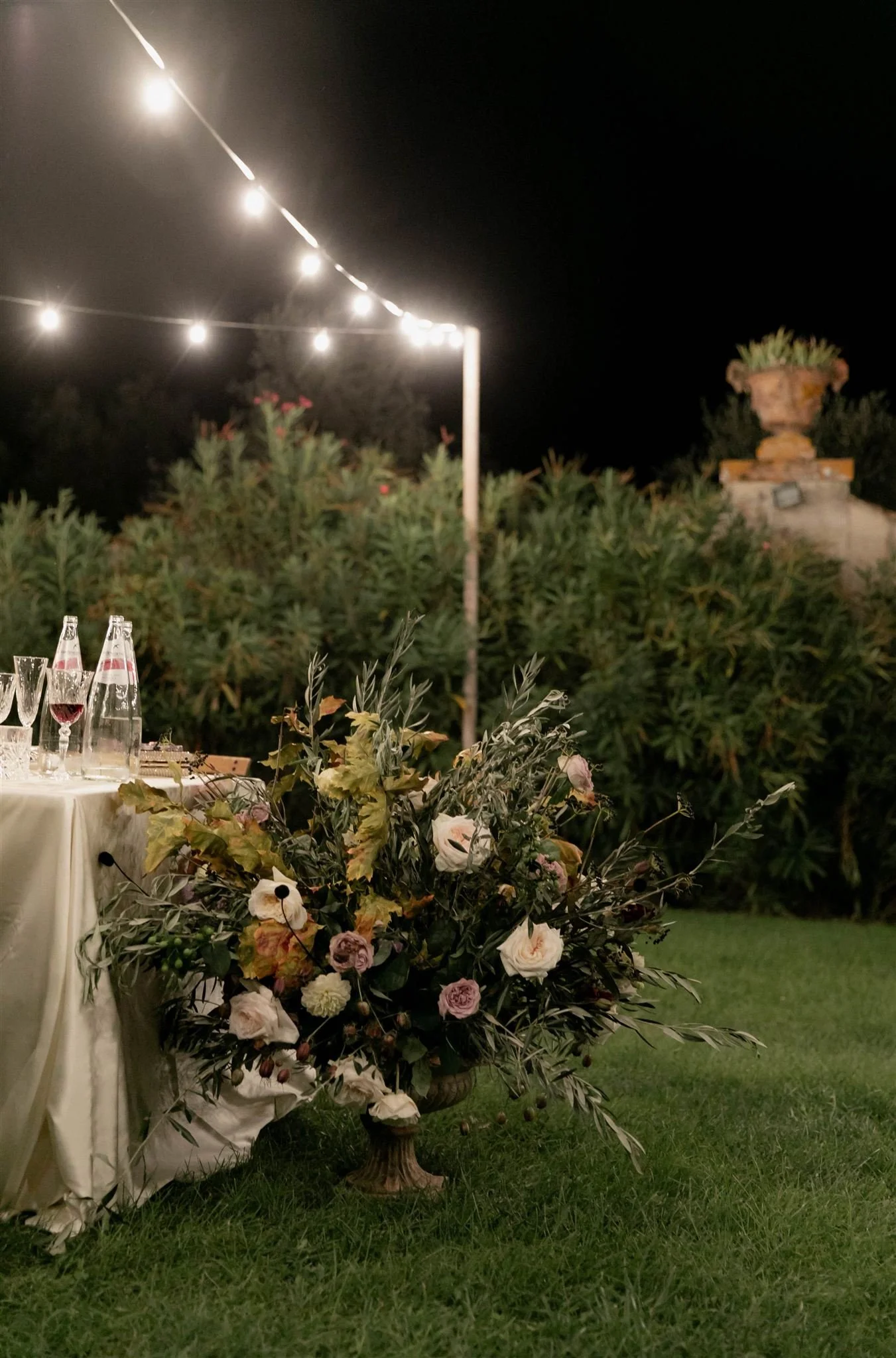 Garden wedding reception on a wedding day at Villa Medicea Di Lilliano in Tuscany, Italy.