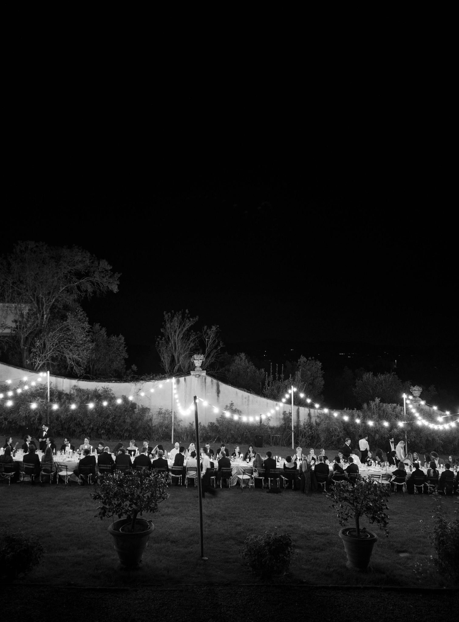Garden wedding reception on a wedding day at Villa Medicea Di Lilliano in Tuscany, Italy.