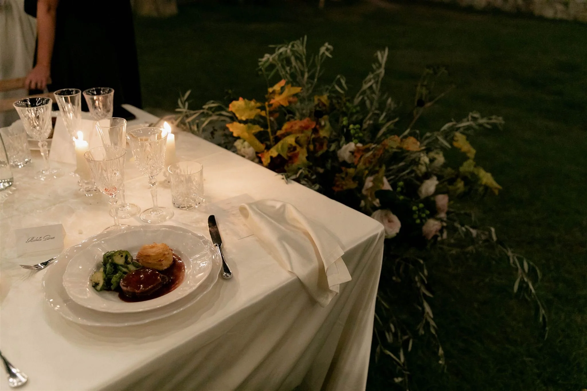 Garden wedding reception on a wedding day at Villa Medicea Di Lilliano in Tuscany, Italy.