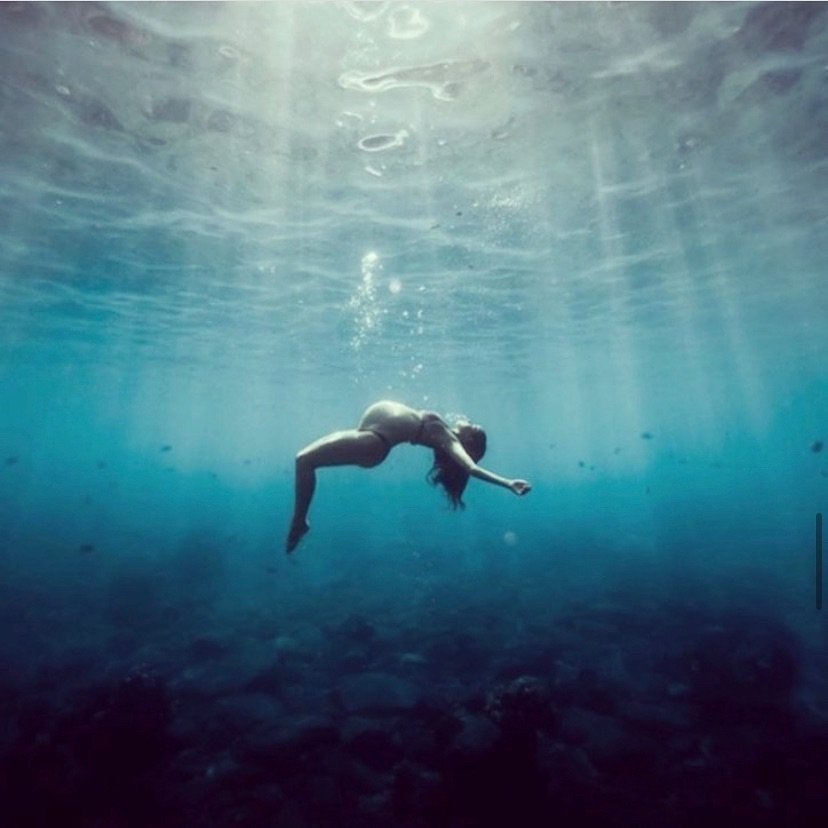 It&rsquo;s said that women in labour leave their bodies...they travel to the stars to collect the souls of their babies...and return to this world together 💫✨💫

📸 @thesophiaco

#sacredbirth #birthissacred #birthpreparation #pregnant #pregnancy #bi