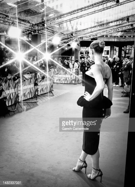 VANESSA KIRBY SCHAPERELLI 5.jpeg