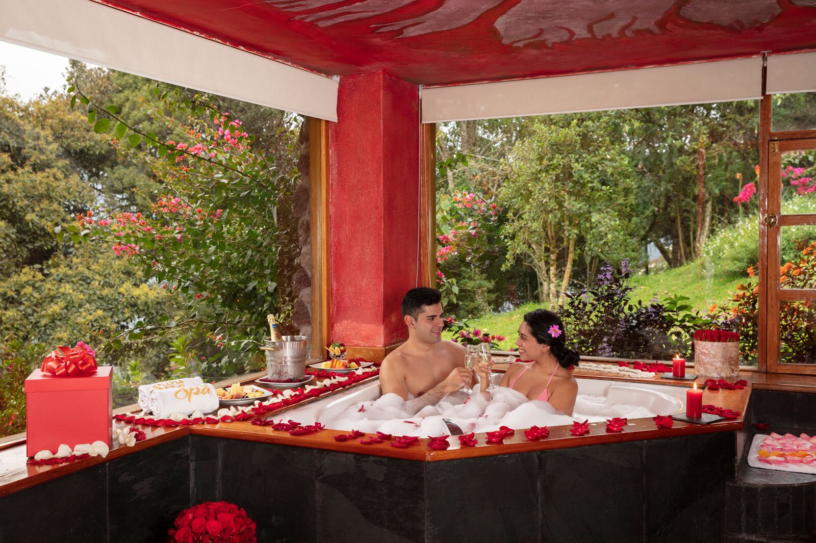 Jacuzzi Romantic Eruption in the crater - Luna Healing Spa - Banos Ecuador.jpg