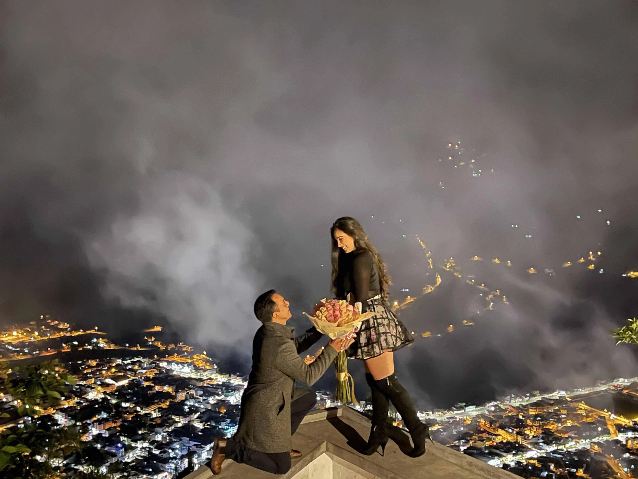 Pareja y ramo en terraza Cafe del Cielo - Cafeteria en Banos Ecuador.jpg