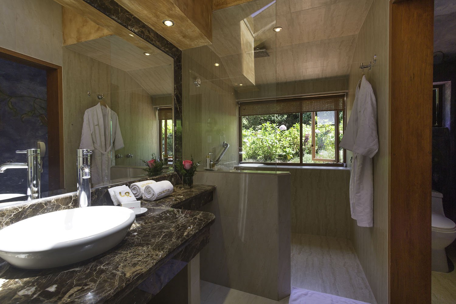 Bathroom Romantic Room El Bosque 41 - Luna Volcan - Hotel en Banos Ecuador.jpg