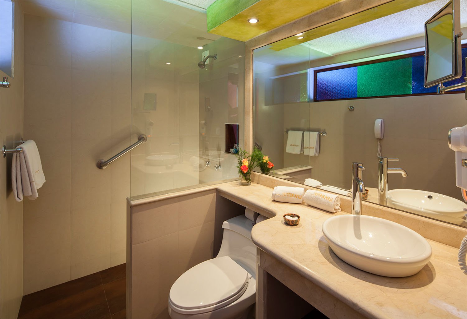 Bathroom Romantic Rainbow Room 56 - Luna Volcan - Hotel en Banos Ecuador.jpg