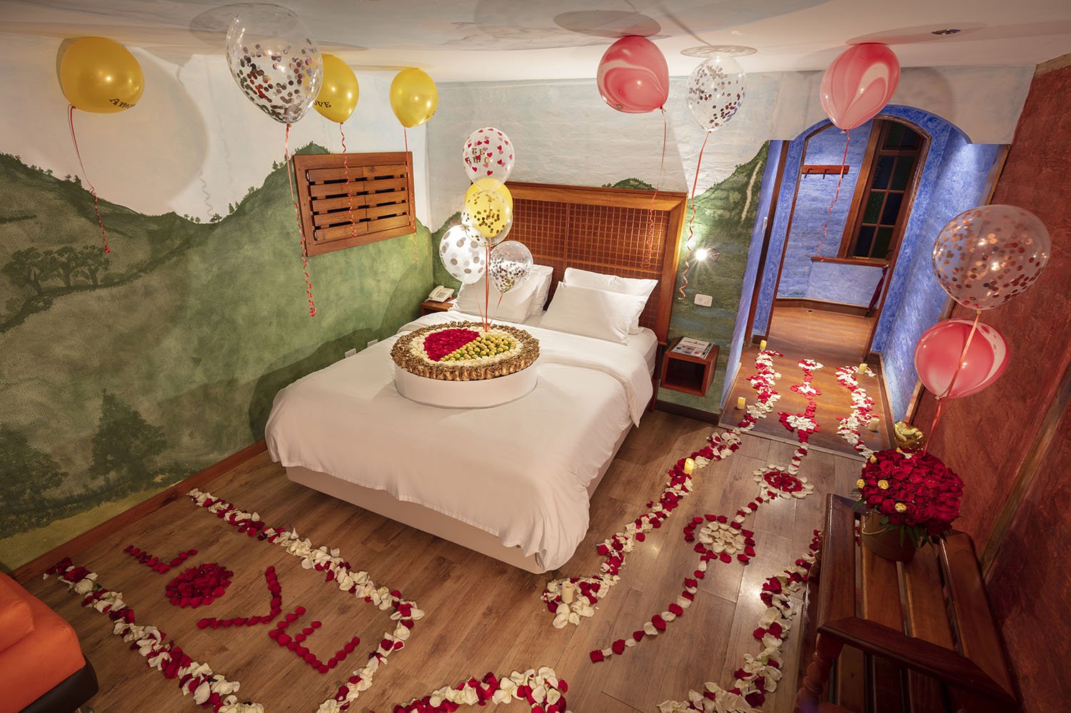 Love in the Sky Decoration Package and golden roses arrangement - Romantic Room Mi Tesoro 31 - Luna Volcan - Hotel en Banos Ecuador.jpg