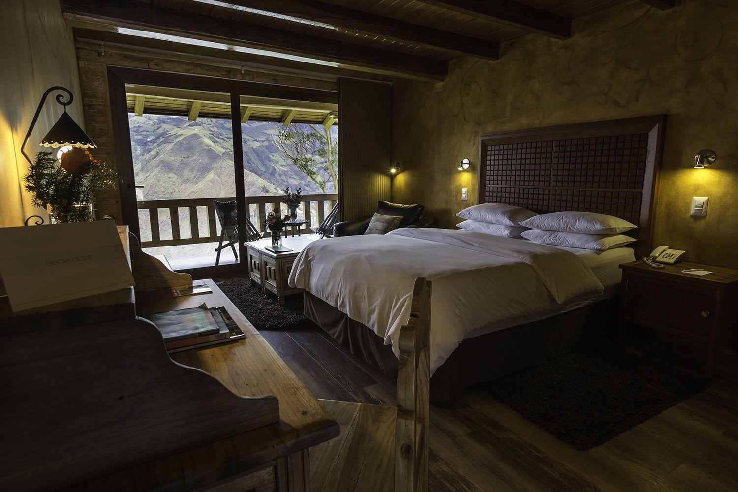 Bed and Balcony Romantic Room Luna Rosa 34 - Luna Volcan - Hotel en Banos Ecuador.jpg