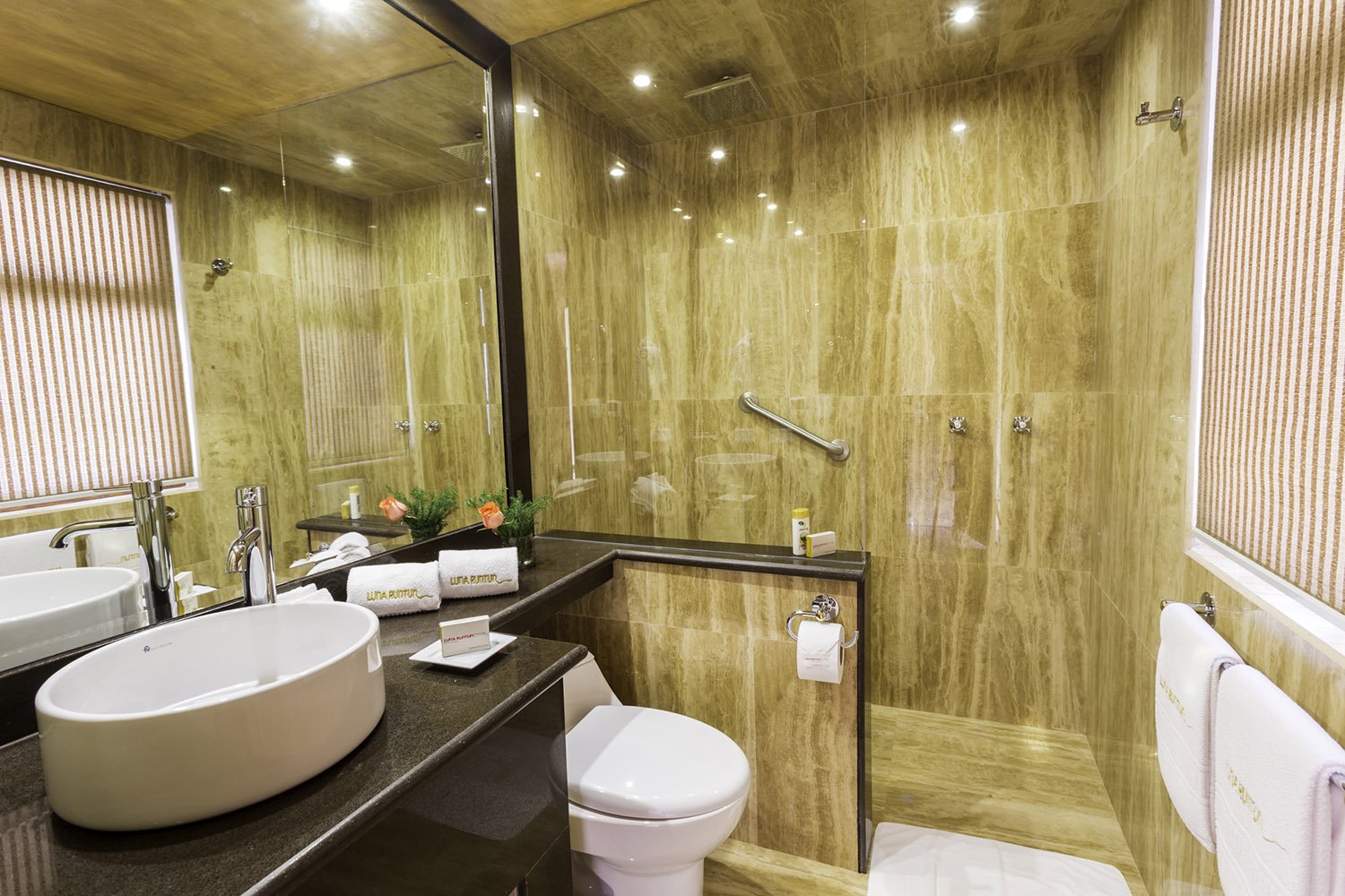 Bathroom Romantic Room Luna Rosa 34 - Luna Volcan - Hotel en Banos Ecuador.jpg