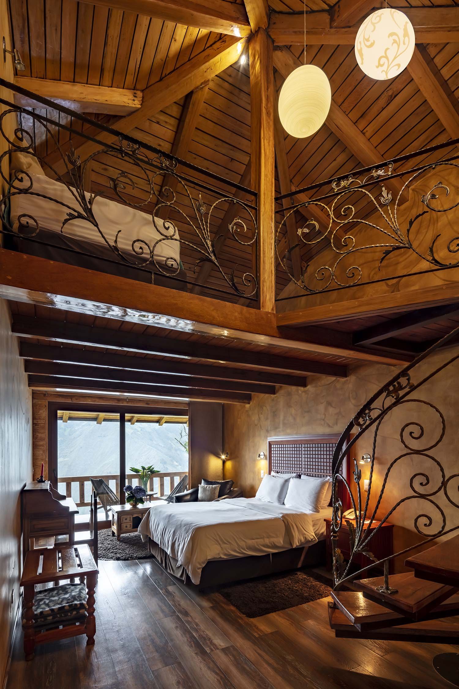 Bed and Penthouse Romantic Room Luna Rosa 34 - Luna Volcan - Hotel en Banos Ecuador.jpg