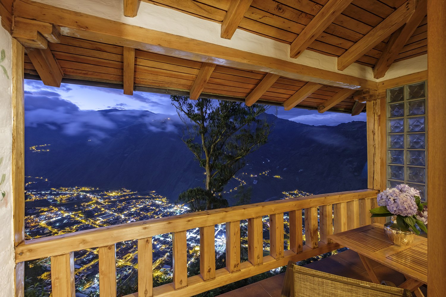 Balcony Romantic Room Luna Rosa 34 - Luna Volcan - Hotel en Banos Ecuador.jpg