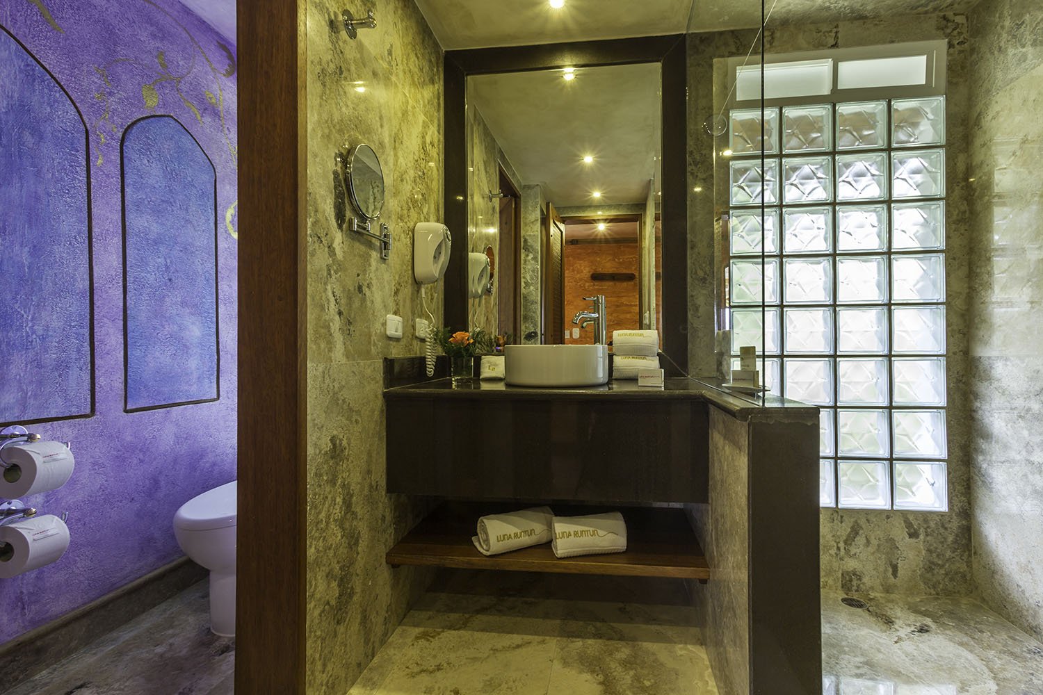 Bathroom Romantic Room Cancion de Amor 36 - Luna Volcan - Hotel en Banos Ecuador.jpg