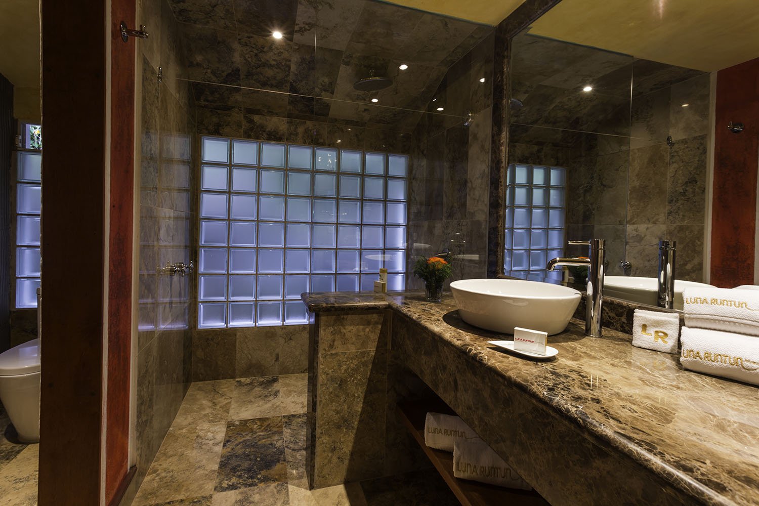 Romantic Suite Bathroom Mi Cielo 39 - Luna Volcan - Hotel en Banos Ecuador.jpg