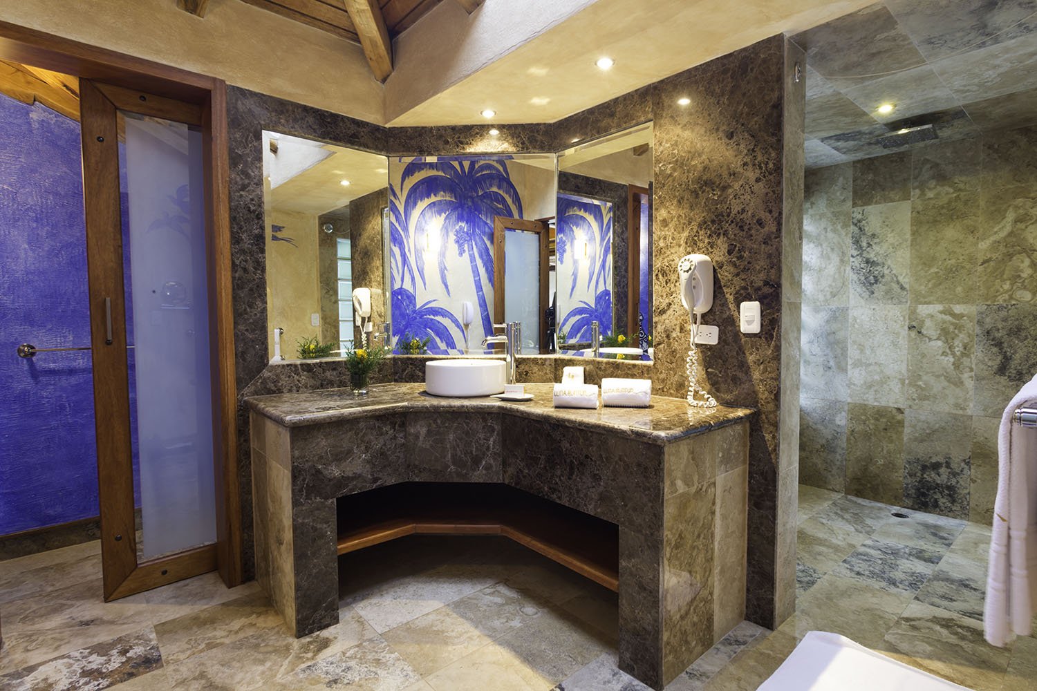 Romantic Suite Bathroom Me Encantas 48 - Luna Volcan - Hotel en Banos Ecuador.jpg