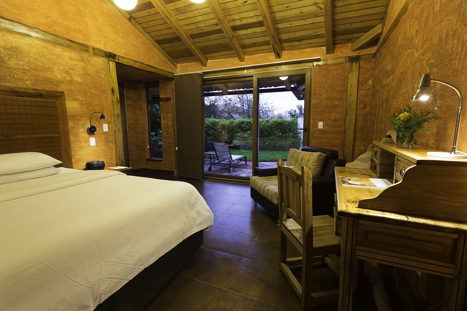 Bed and Terrace Romantic Suite Me Encantas 48 - Luna Volcan - Hotel en Banos Ecuador.jpg